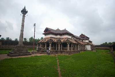 Saavira Kambada Basadi