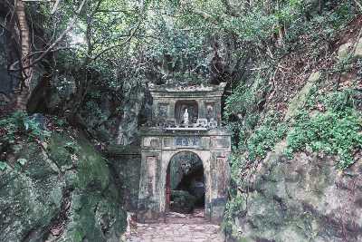 Hoa Nghiem Caves 