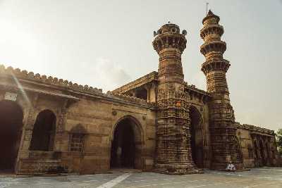  Jhulta Minar