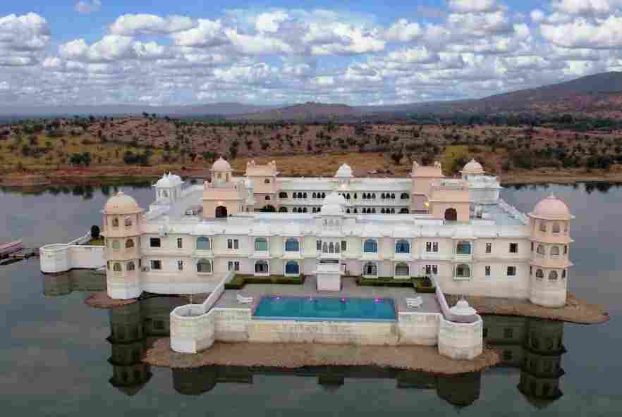 jüSTa Lake Nahargarh Palace